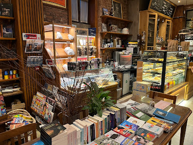 Turkish-German Bookstore and Cafe thumb 9